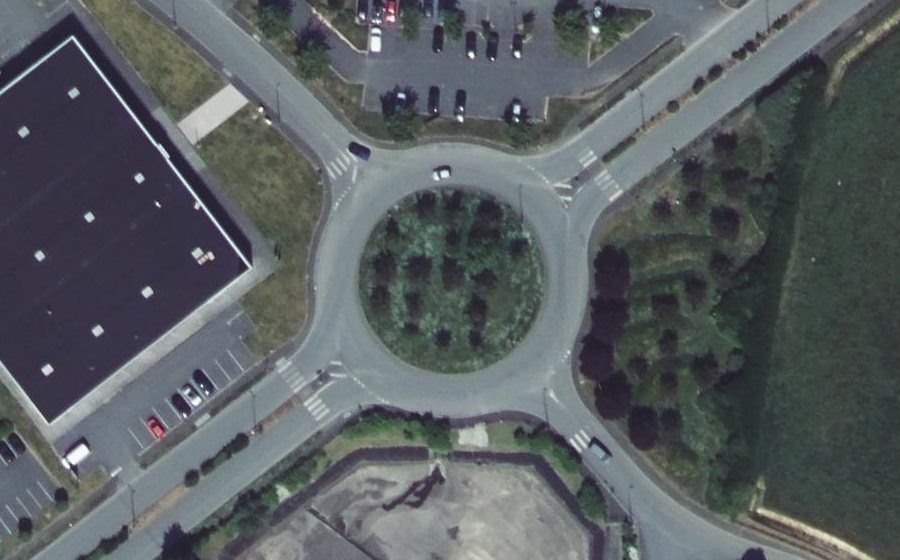 Vue aérienne du Rond-point anonyme n°38233627