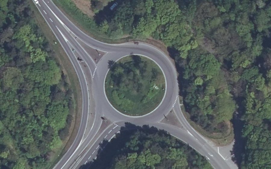 Vue aérienne du Rond-point anonyme n°38242609