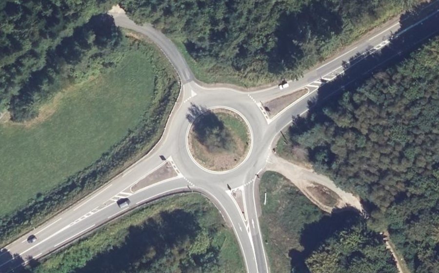 Vue aérienne du Rond-point anonyme n°38246061