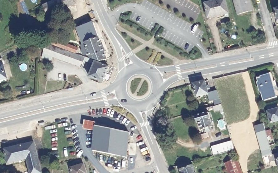 Vue aérienne du Rond-point anonyme n°38246065