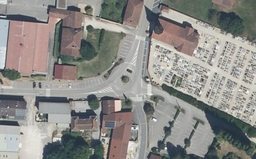Vue aérienne du Rond-point anonyme n°382462354