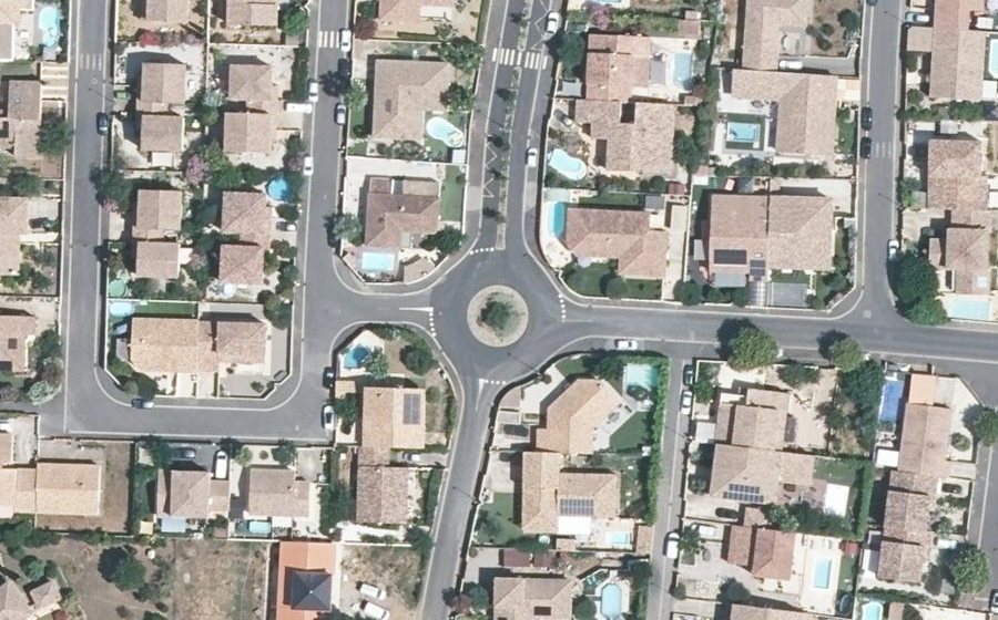 Vue aérienne du Rond-point anonyme n°38248861