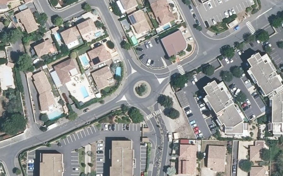 Vue aérienne du Rond-point anonyme n°38249702