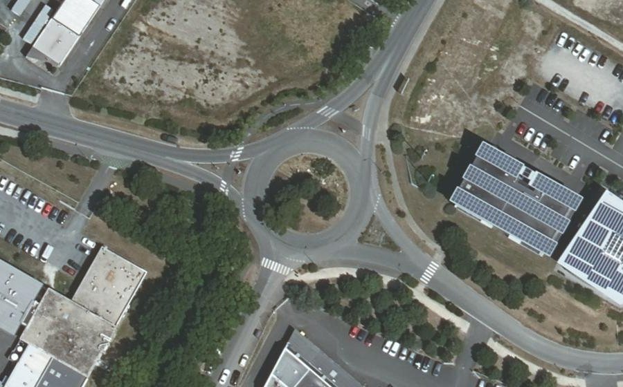 Vue aérienne du Rond-point anonyme n°38250729