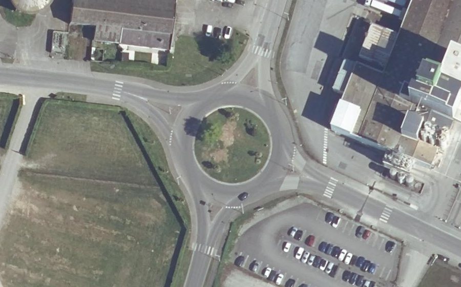 Vue aérienne du Rond-point anonyme n°38252707