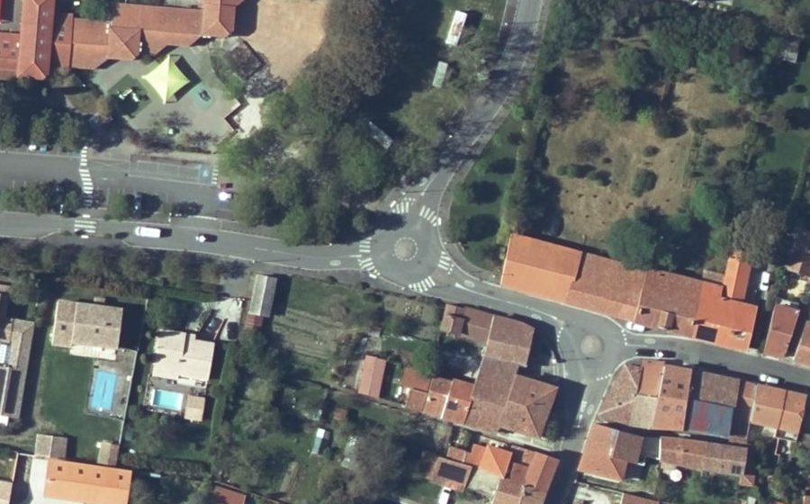 Vue aérienne du Rond-point anonyme n°38254751