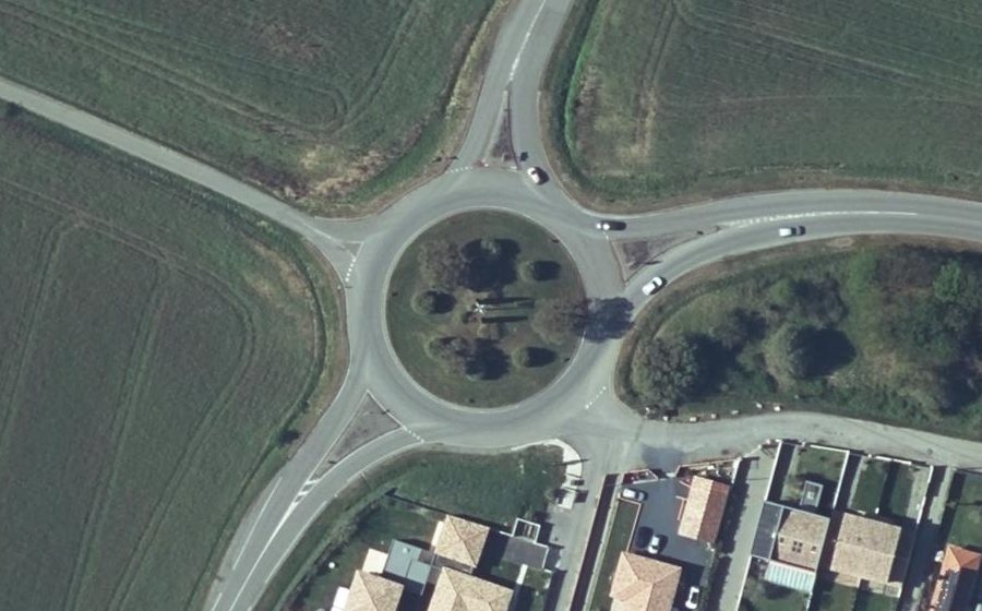 Vue aérienne du Rond-point anonyme n°38255356