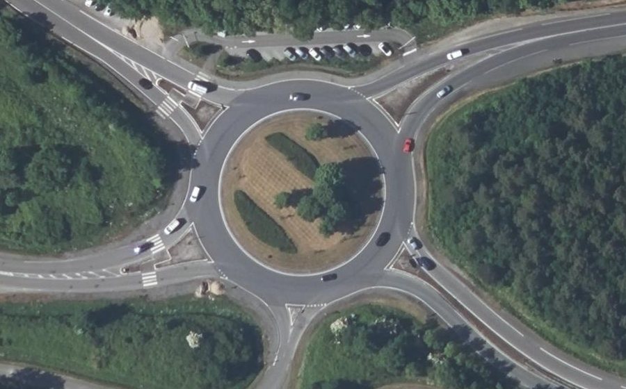 Vue aérienne du Rond-point anonyme n°38255400
