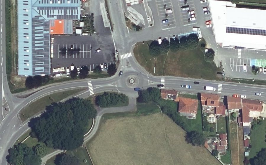 Vue aérienne du Rond-point anonyme n°382722605