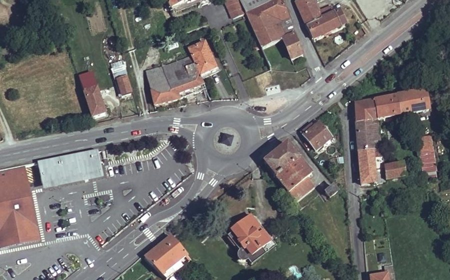 Vue aérienne du Rond-point anonyme n°382722606