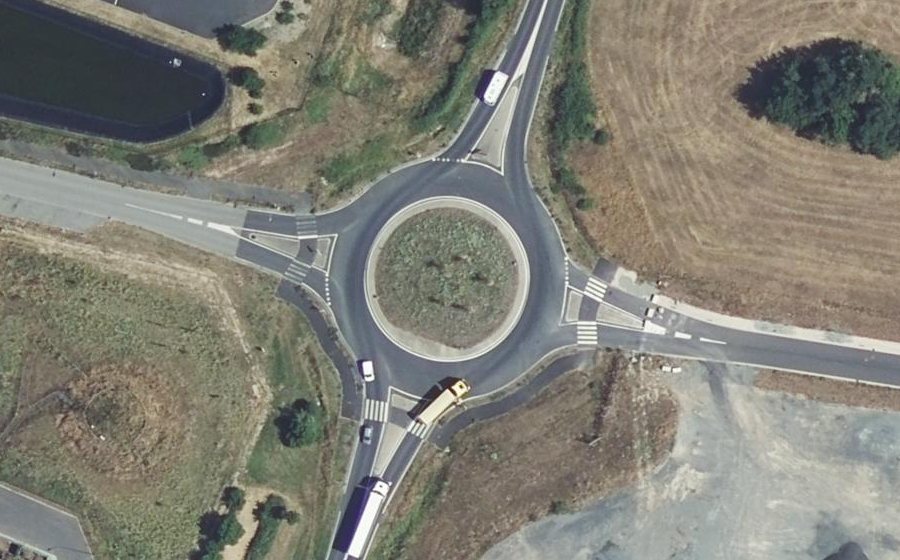 Vue aérienne du Rond-point anonyme n°382727524