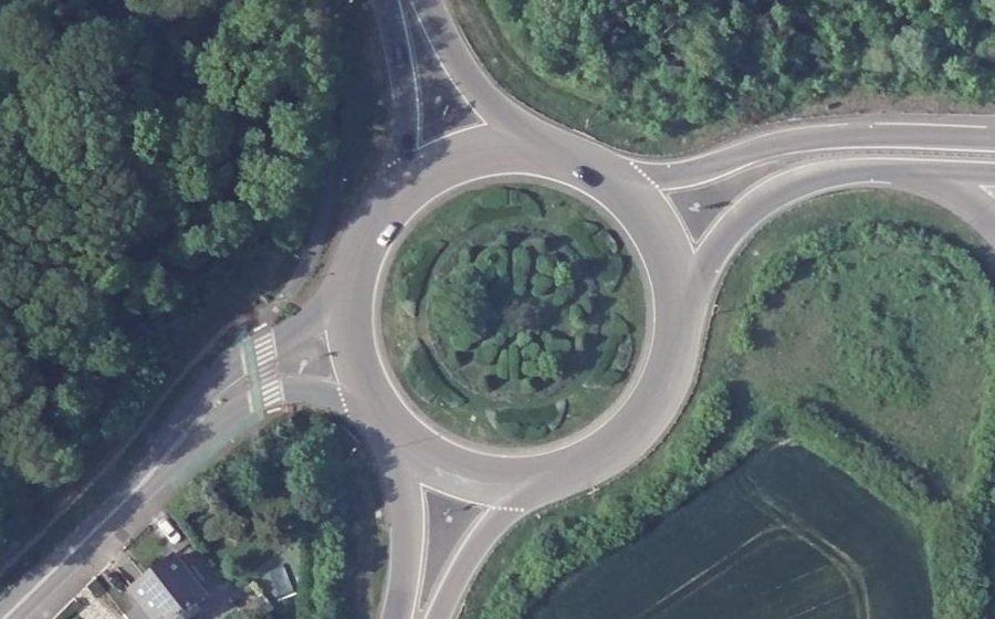 Vue aérienne du Rond-point anonyme n°382743965