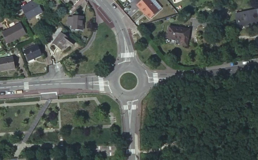 Vue aérienne du Rond-point anonyme n°38280721