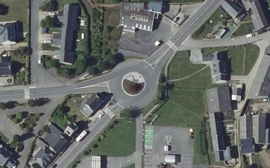 Vue aérienne du Rond-point anonyme n°38284057