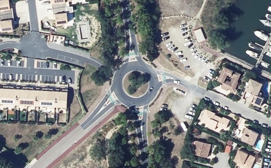 Vue aérienne du Rond-point anonyme n°38284254