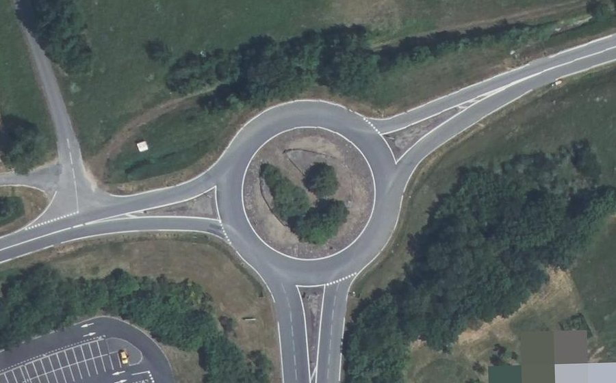 Vue aérienne du Rond-point anonyme n°38286175
