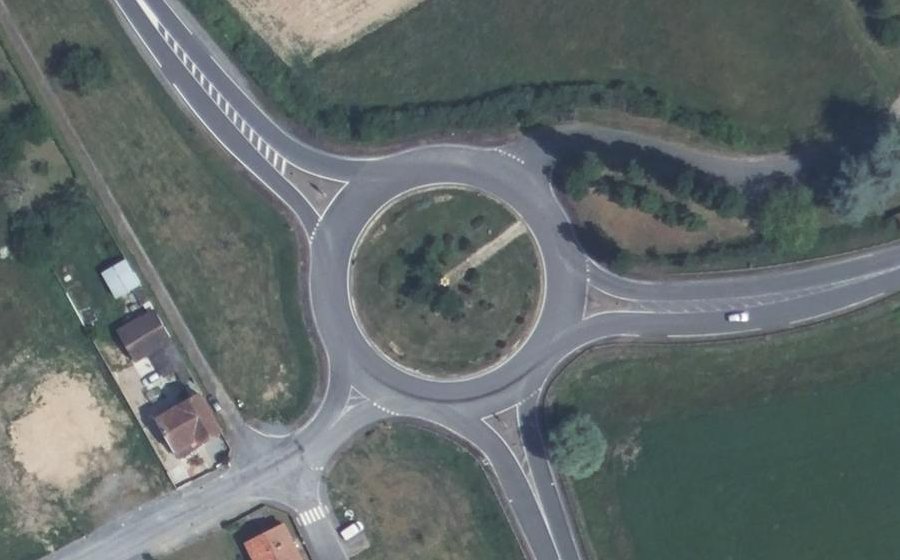 Vue aérienne du Rond-point anonyme n°38286176