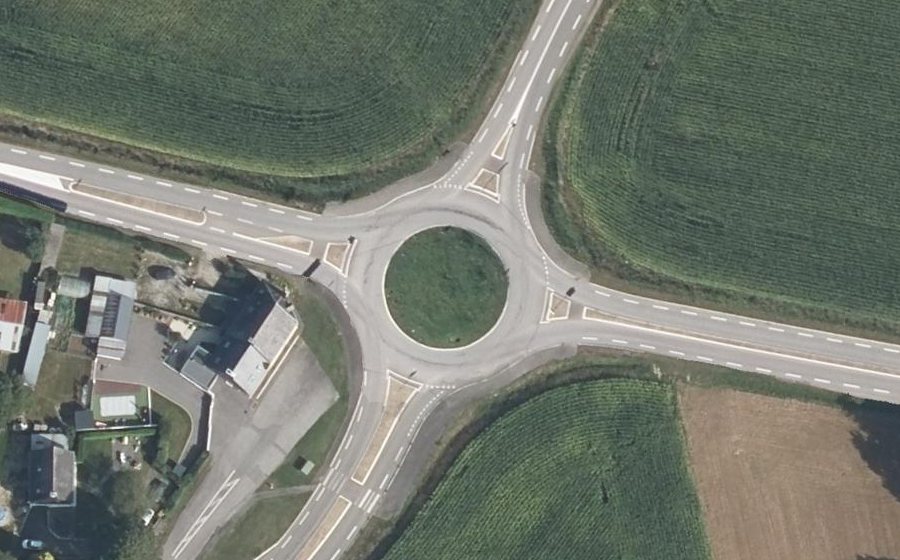 Vue aérienne du Rond-point anonyme n°382885279