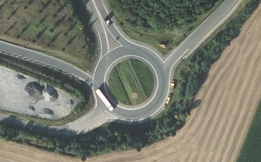 Vue aérienne du Rond-point anonyme n°382890204
