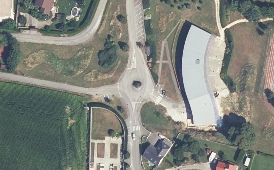 Vue aérienne du Rond-point anonyme n°382894039