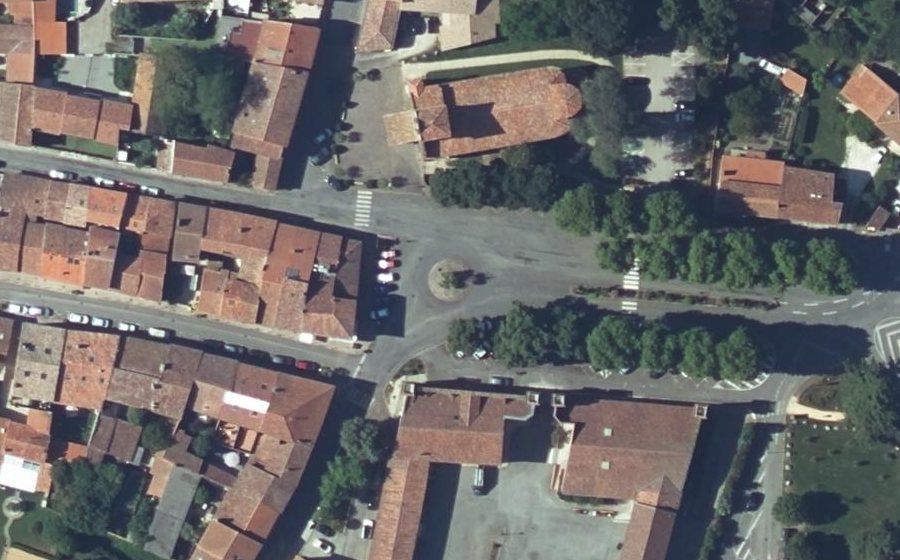 Vue aérienne du Rond-point anonyme n°38289674