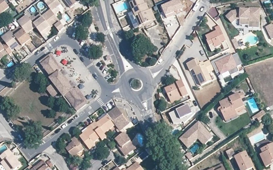Vue aérienne du Rond-point anonyme n°38291692