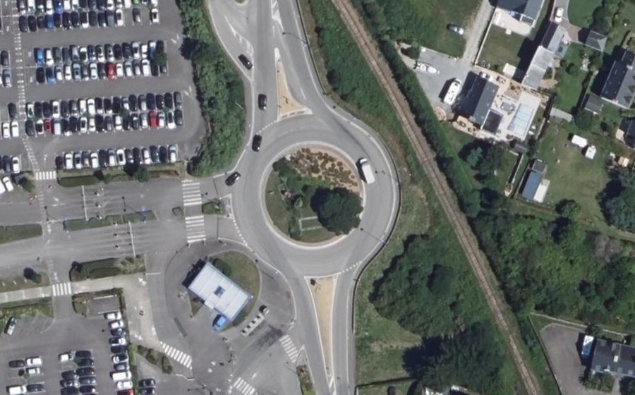 Vue aérienne du Rond-point anonyme n°38298513