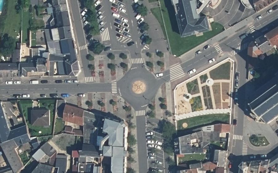 Vue aérienne du Rond-point anonyme n°38301054
