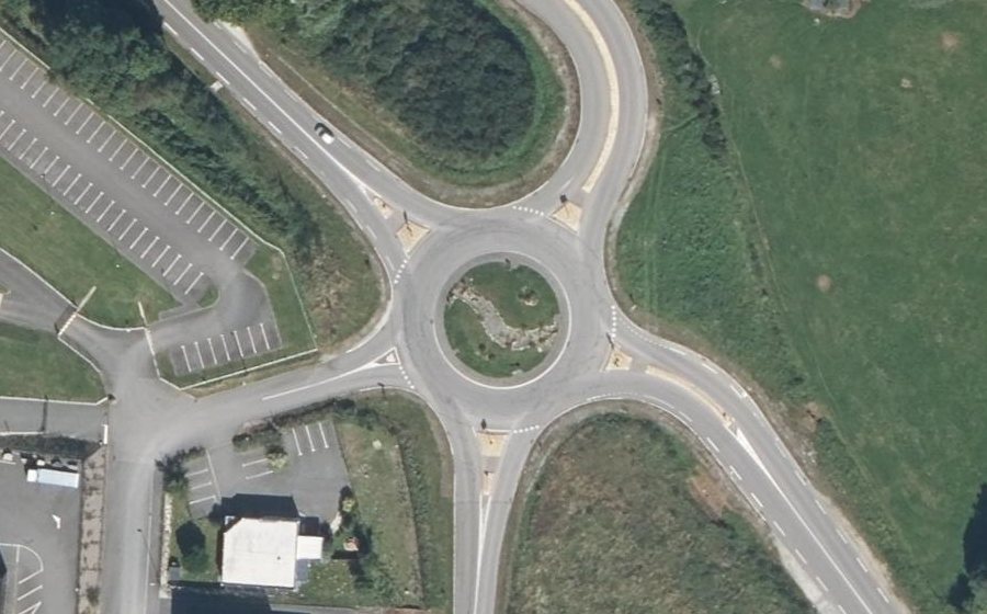 Vue aérienne du Rond-point anonyme n°383026057