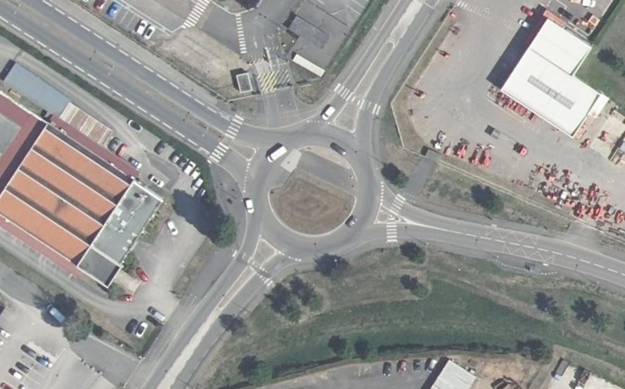 Vue aérienne du Rond-point anonyme n°38305410