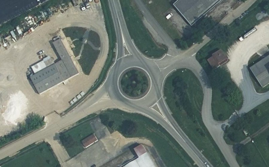 Vue aérienne du Rond-point anonyme n°383109822