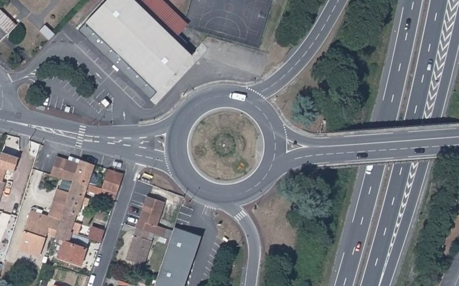 Vue aérienne du Rond-point anonyme n°38316521