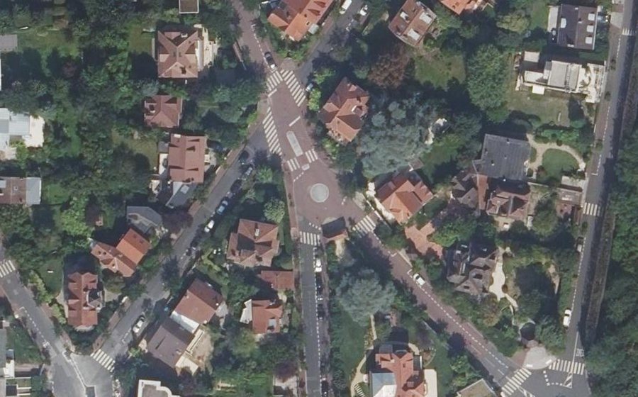 Vue aérienne du Rond-point anonyme n°383177752