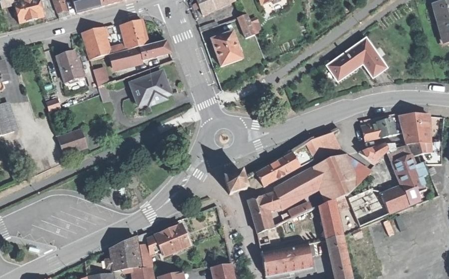 Vue aérienne du Rond-point anonyme n°38318985