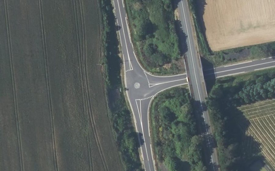 Vue aérienne du Rond-point anonyme n°38320658
