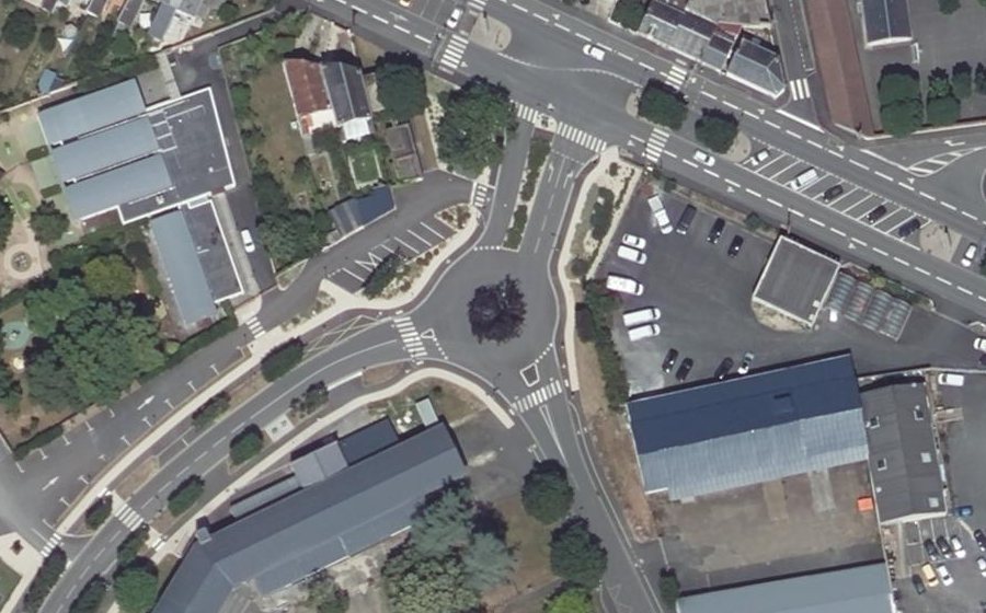 Vue aérienne du Rond-point anonyme n°38325479