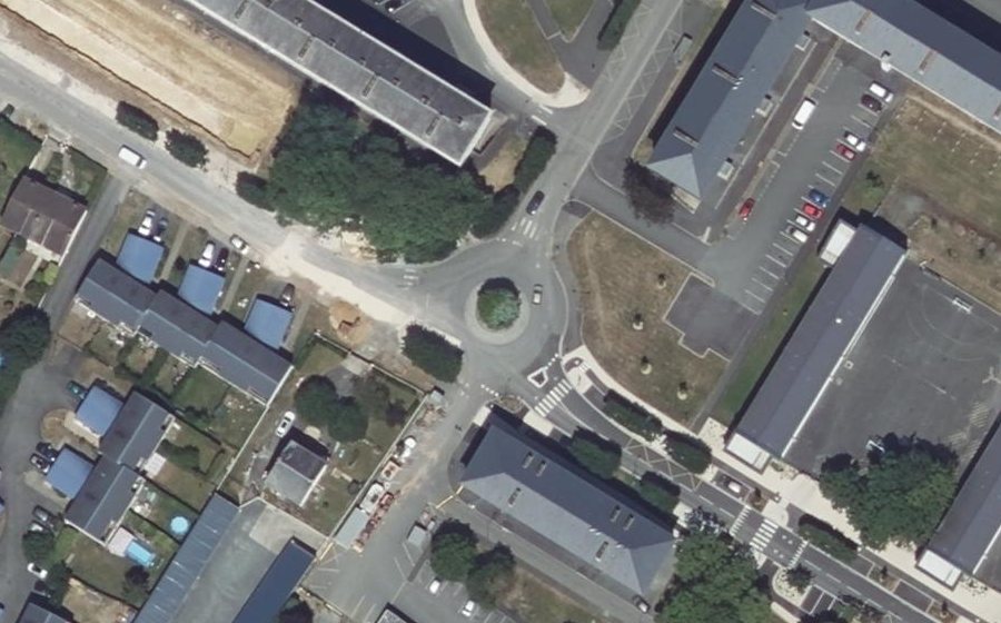 Vue aérienne du Rond-point anonyme n°38325494