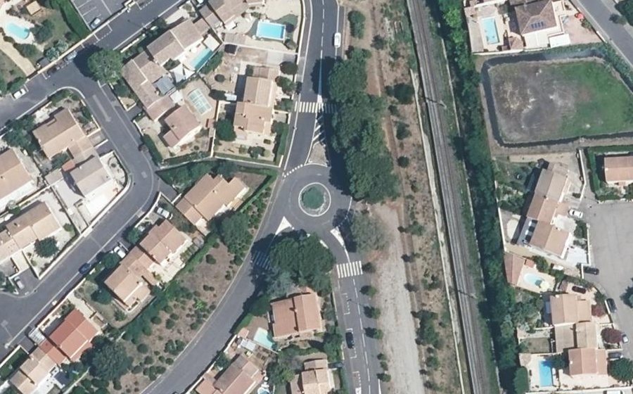 Vue aérienne du Rond-point anonyme n°38326315