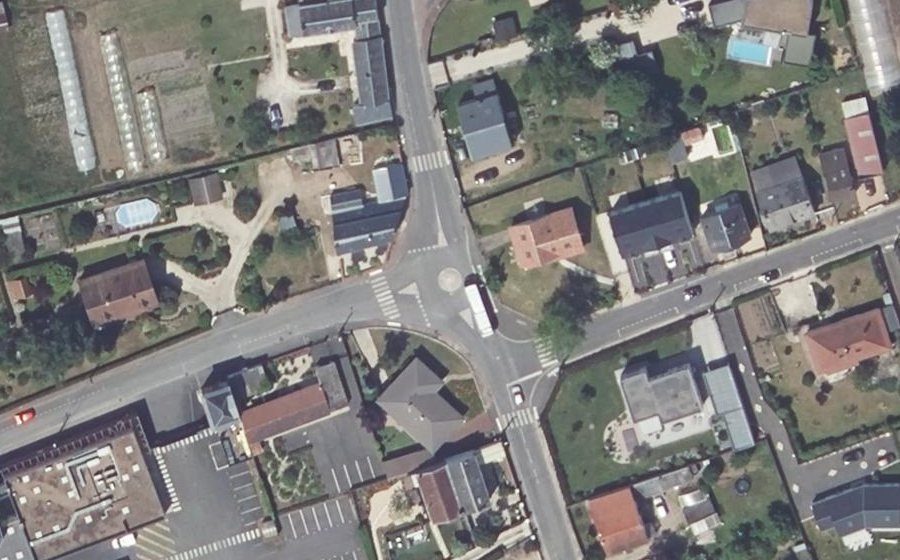 Vue aérienne du Rond-point anonyme n°38328686