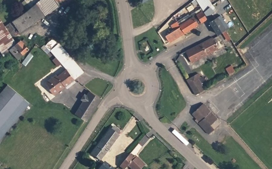 Vue aérienne du Rond-point anonyme n°38331724