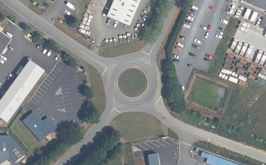 Vue aérienne du Rond-point anonyme n°38332693