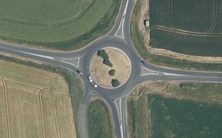 Vue aérienne du Rond-point anonyme n°383410795