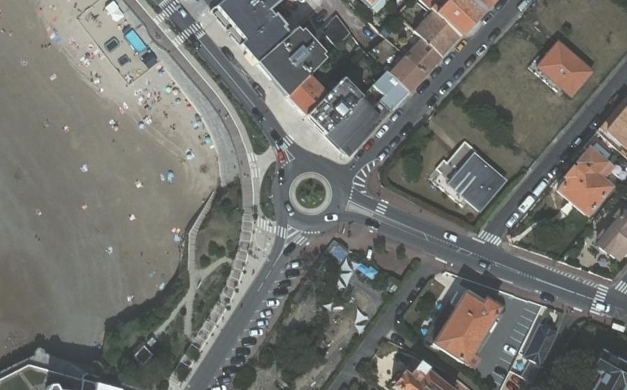 Vue aérienne du Rond-point anonyme n°383426717