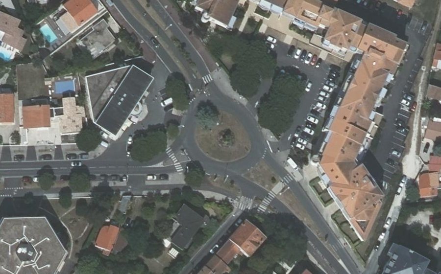 Vue aérienne du Rond-point anonyme n°383427051