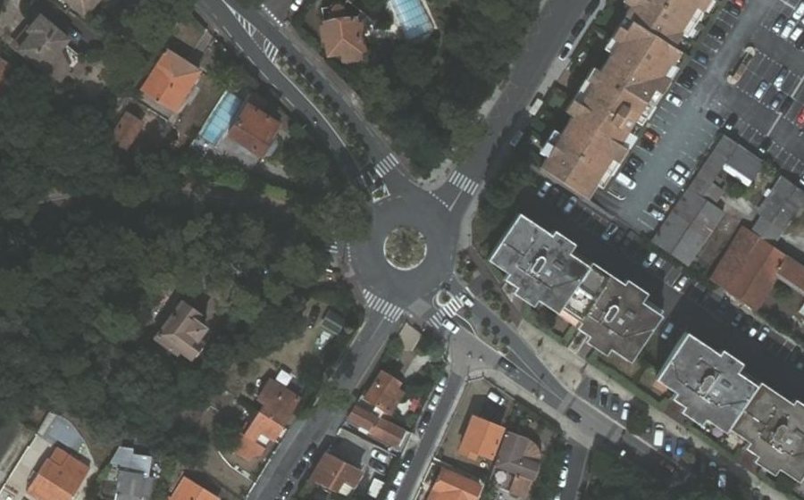 Vue aérienne du Rond-point anonyme n°383444402