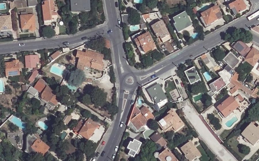 Vue aérienne du Rond-point anonyme n°383493654