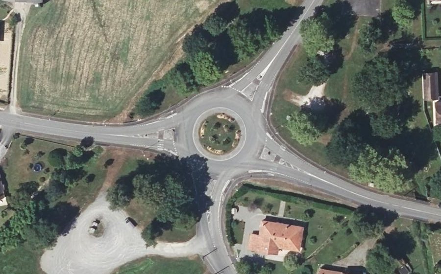 Vue aérienne du Rond-point anonyme n°38349454