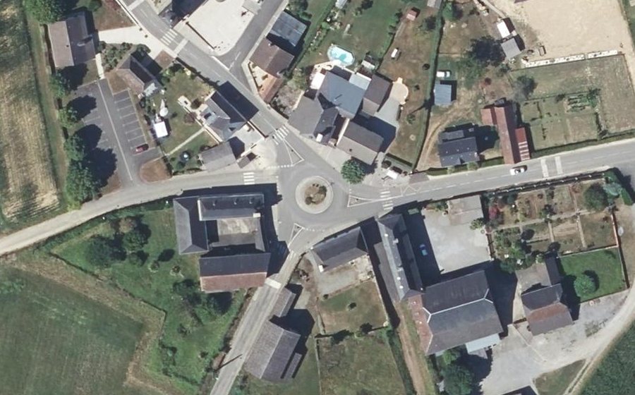 Vue aérienne du Rond-point anonyme n°38349455