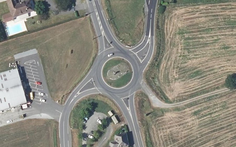 Vue aérienne du Rond-point anonyme n°38349458