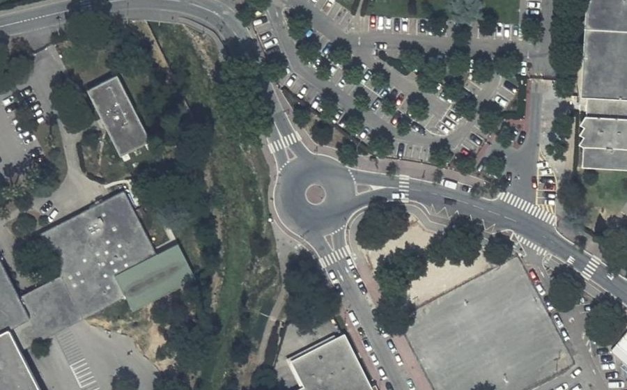 Vue aérienne du Rond-point anonyme n°383505067